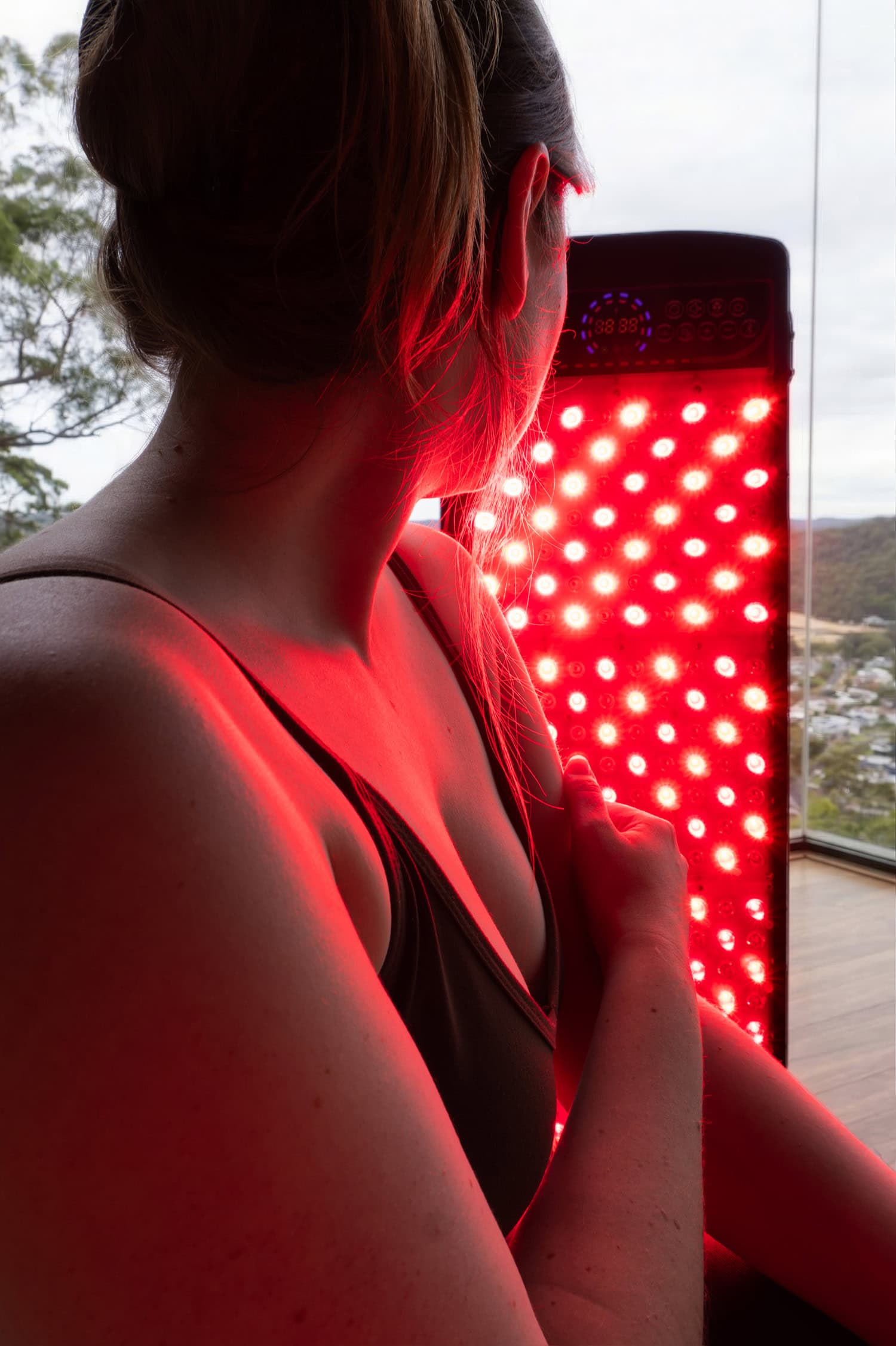 SDS 'Sunna 1400' Red Light Therapy being used on skin.