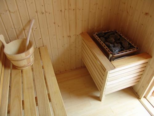 mini-custom outdoor sauna 004